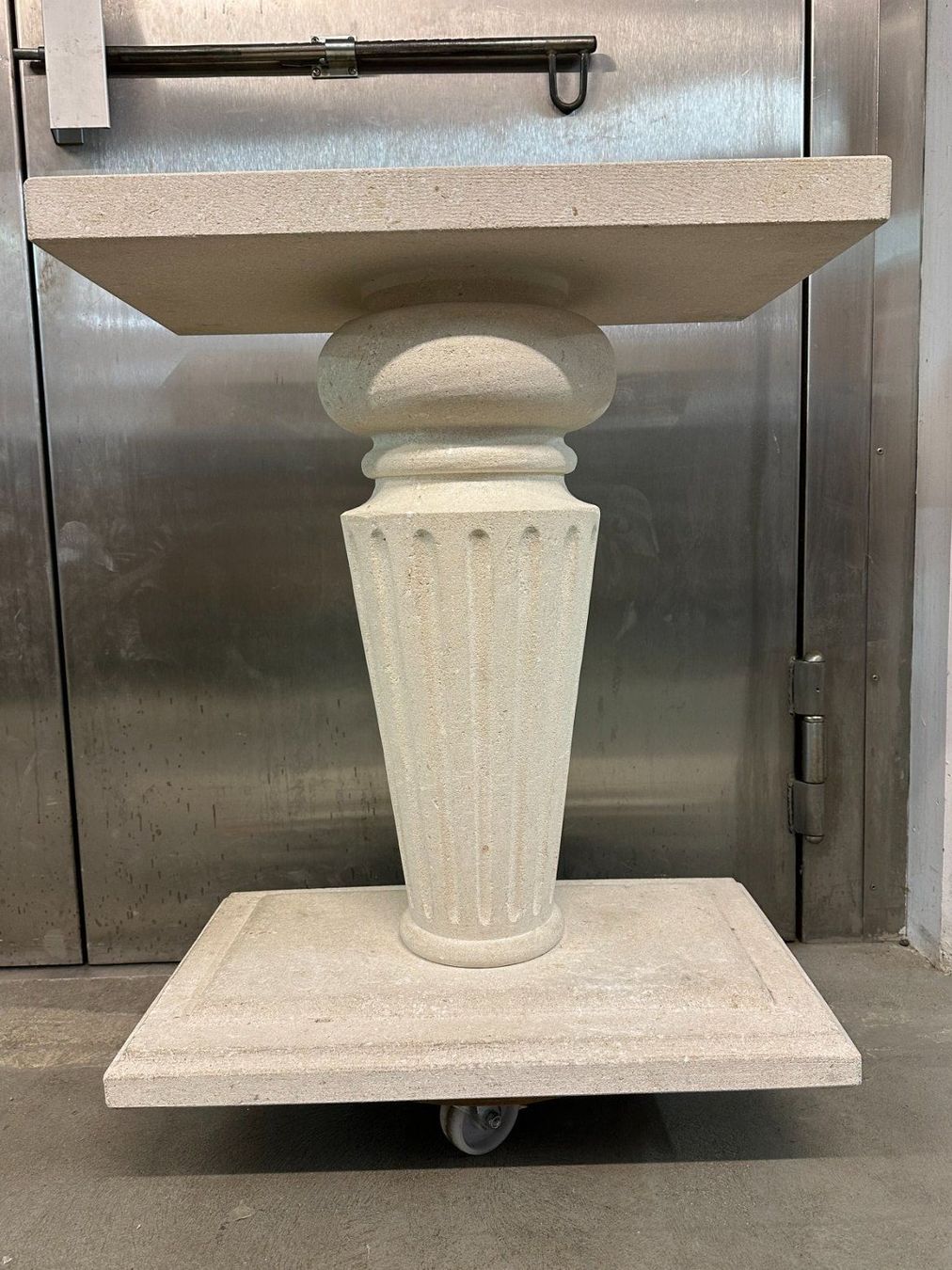 Altri mobili: Sandstein Tischfuss - Sockel für Skulptur oder Tisch – Usato da Luzern venduto da Lager6640 6