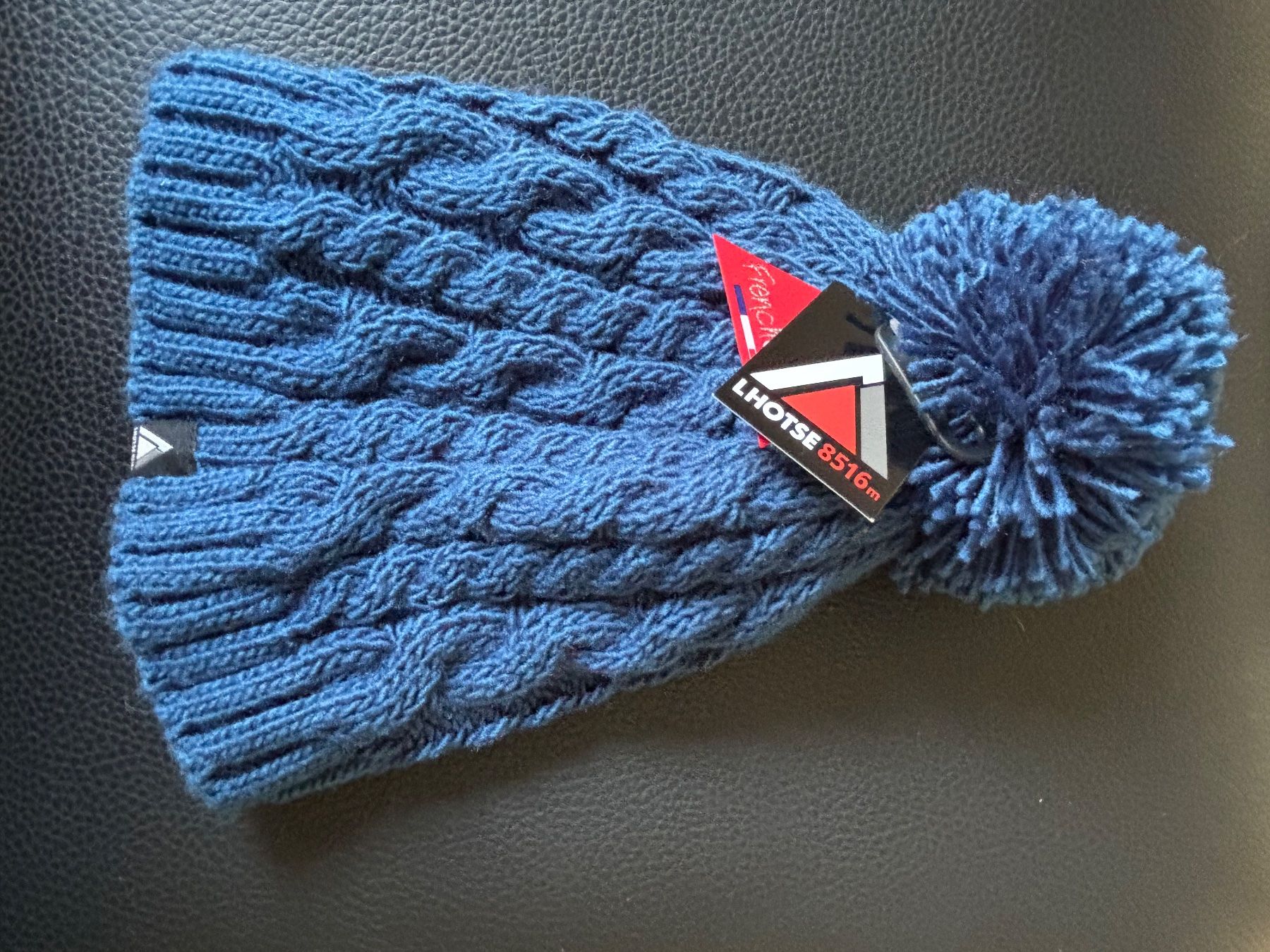 Copricapi, berretti & cappellini: Bonnet neuf Lhotse bleu avec pompon – Nuovo e nell'imballaggio originale da Montreux venduto da elo_c6bf