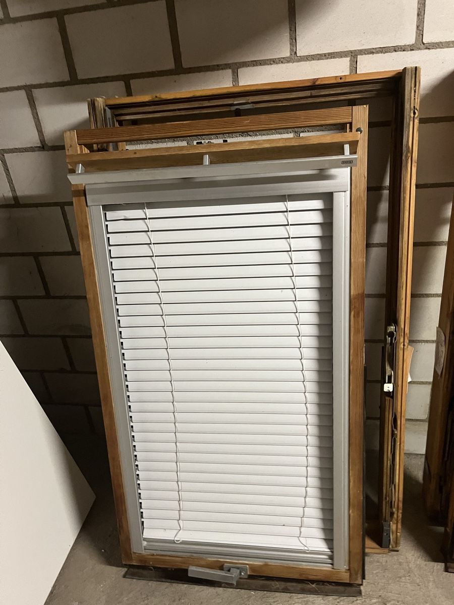 Fenster: Dachfenster Holz mit Rollo gebraucht – Gebraucht aus Zürich von j.mely 1