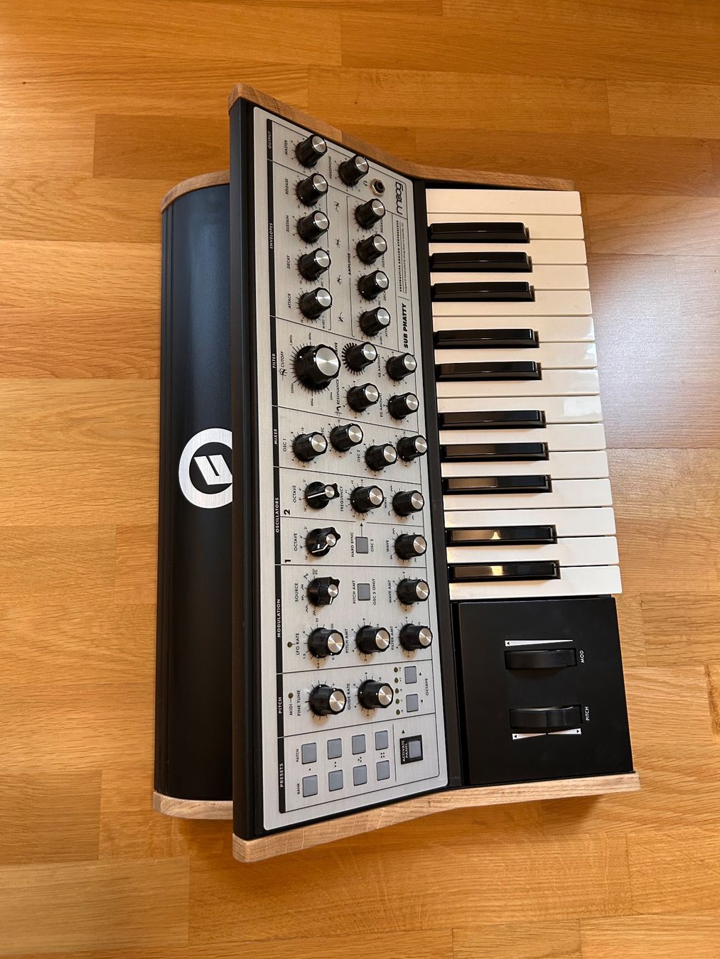 Moog Musikinstrumente: Moog Sub Phatty mit Holz-Sidepanels von "Too Many Synths" – Gebraucht aus St. Gallen von nic_p96r 7