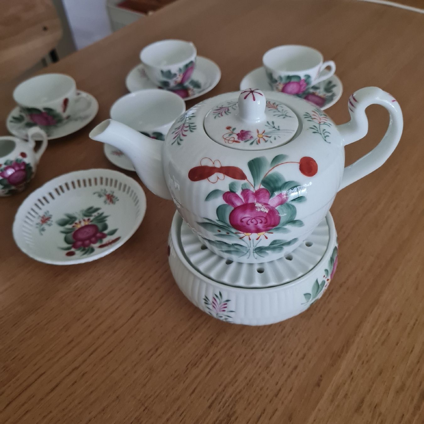 Set di piatti: Teeservice Ostfriesland  – Usato da Basel venduto da Piscosour01 7
