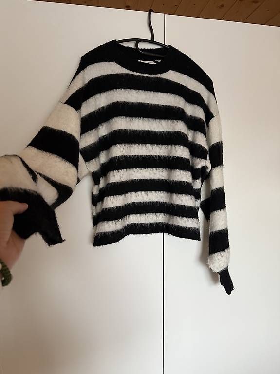 Maglioni & Felpe: Another Label Becky Knitted Pull Black White Stripe – Nuovo (secondo la descrizione) da Steffisburg venduto da Artschipa 1