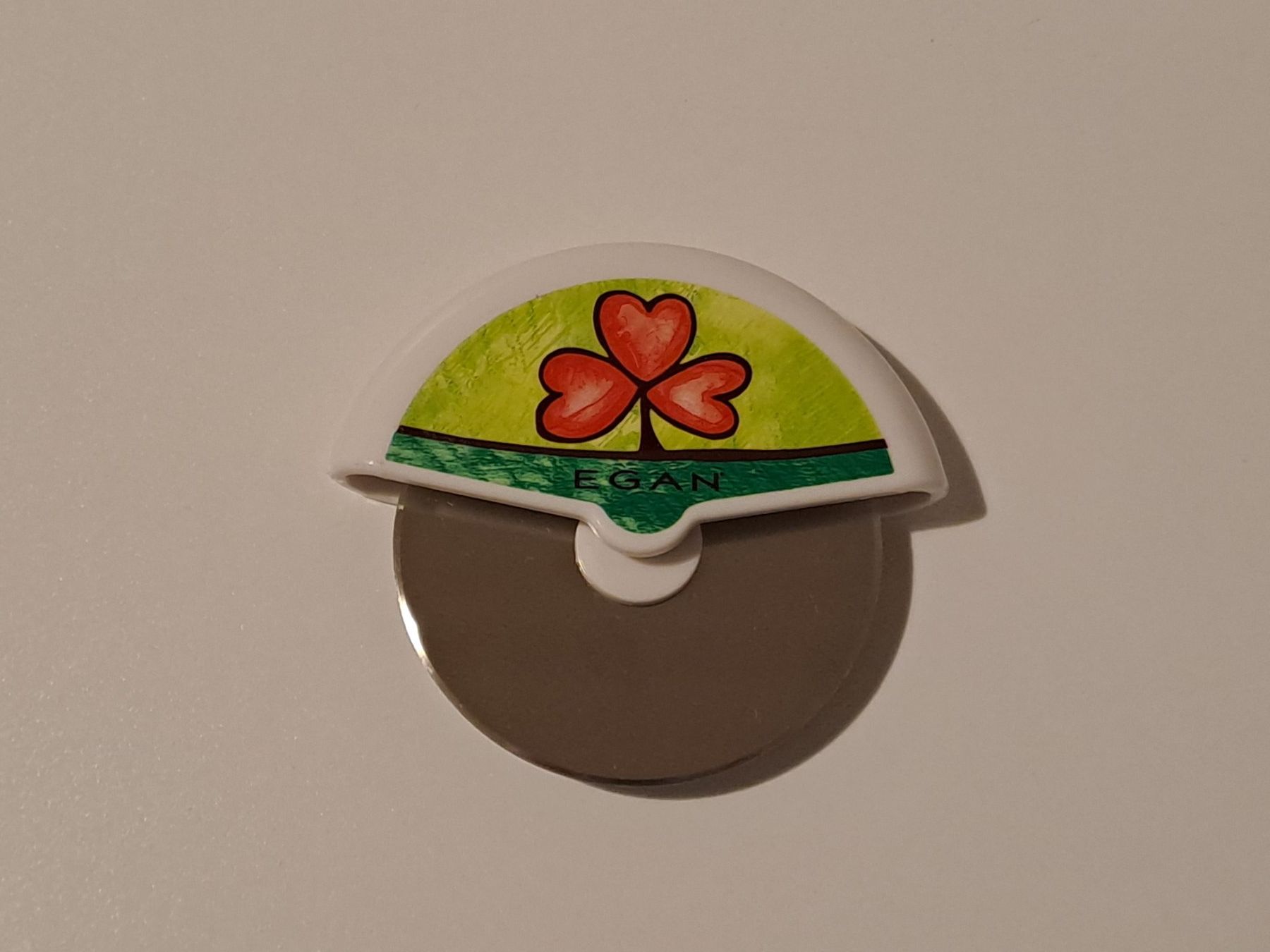 Küchenmesser: Pizzaschneider mit Glücksklee-Design- Neu+OVP – Neu und originalverpackt aus Schaffhausen von lucaalessandro 2