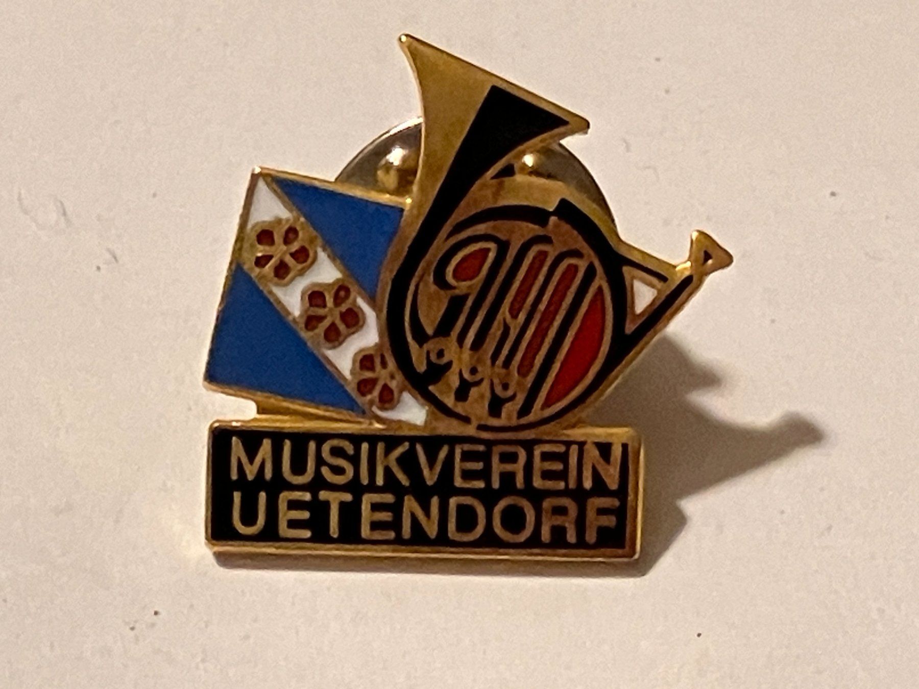 Plaketten & Abzeichen: 1 Pin Musikverein Uetendorf – Gebraucht aus Basel von djwwpp
