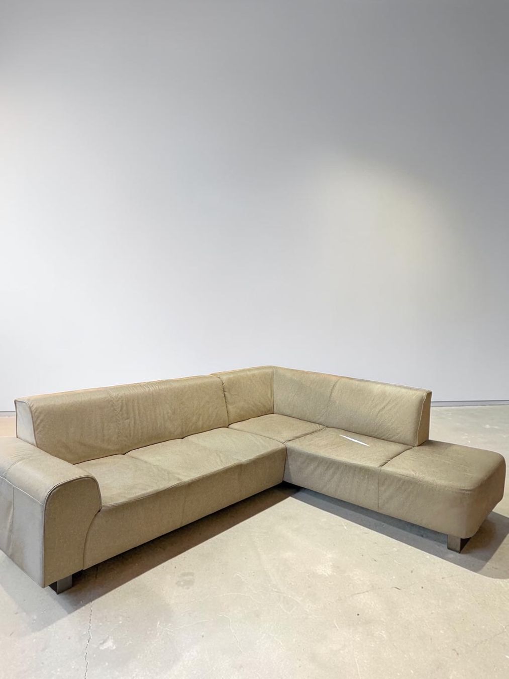 Divani: Ecksofa aus Echtleder mit longchair creme – Usato da Fehraltorf venduto da Sofalab.swiss 4