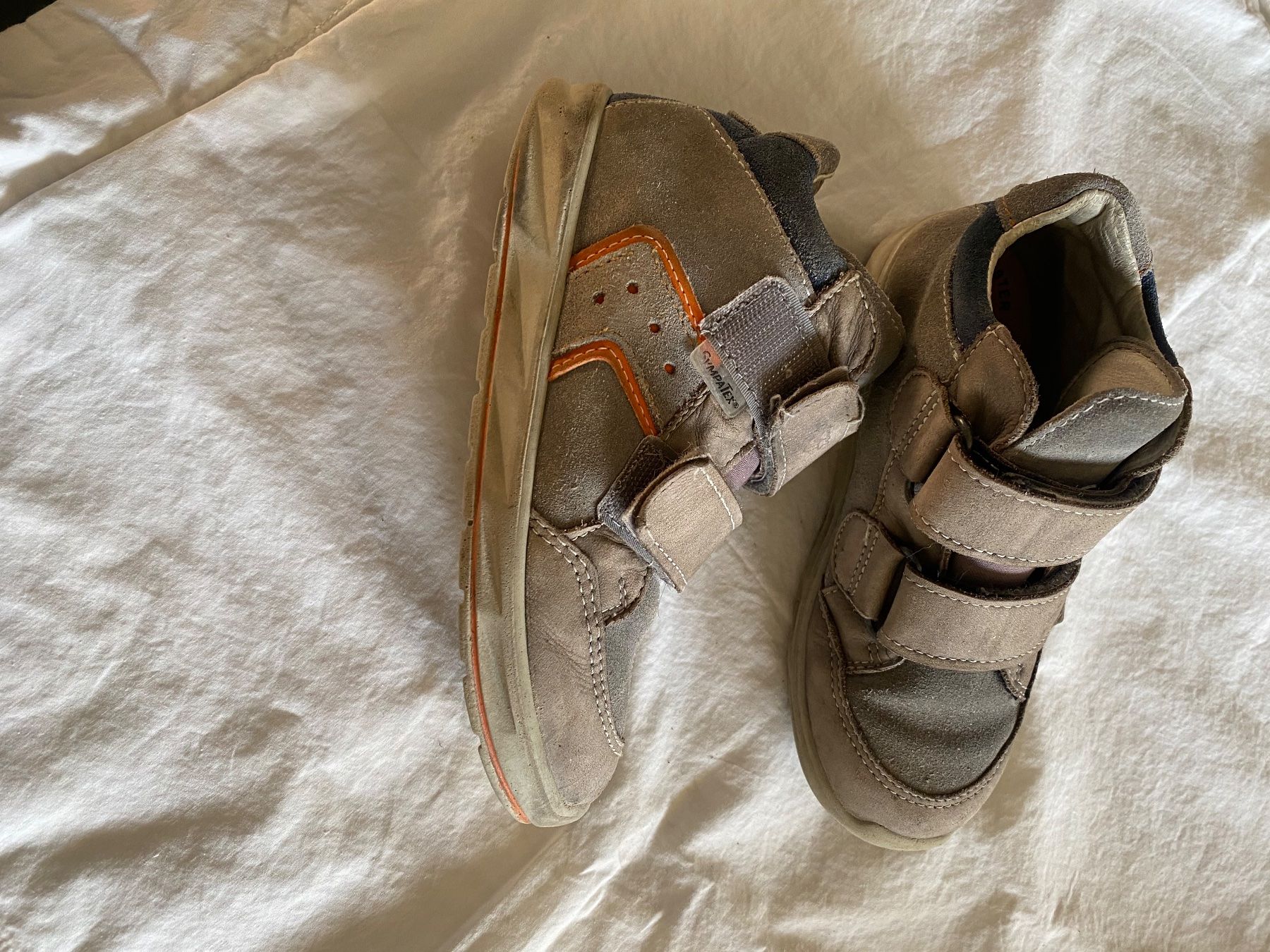 Scarpe per ragazzi: Kinderschuhe Grösse 28 mit Klettverschluss – Usato da Allenwinden venduto da Obalu 1