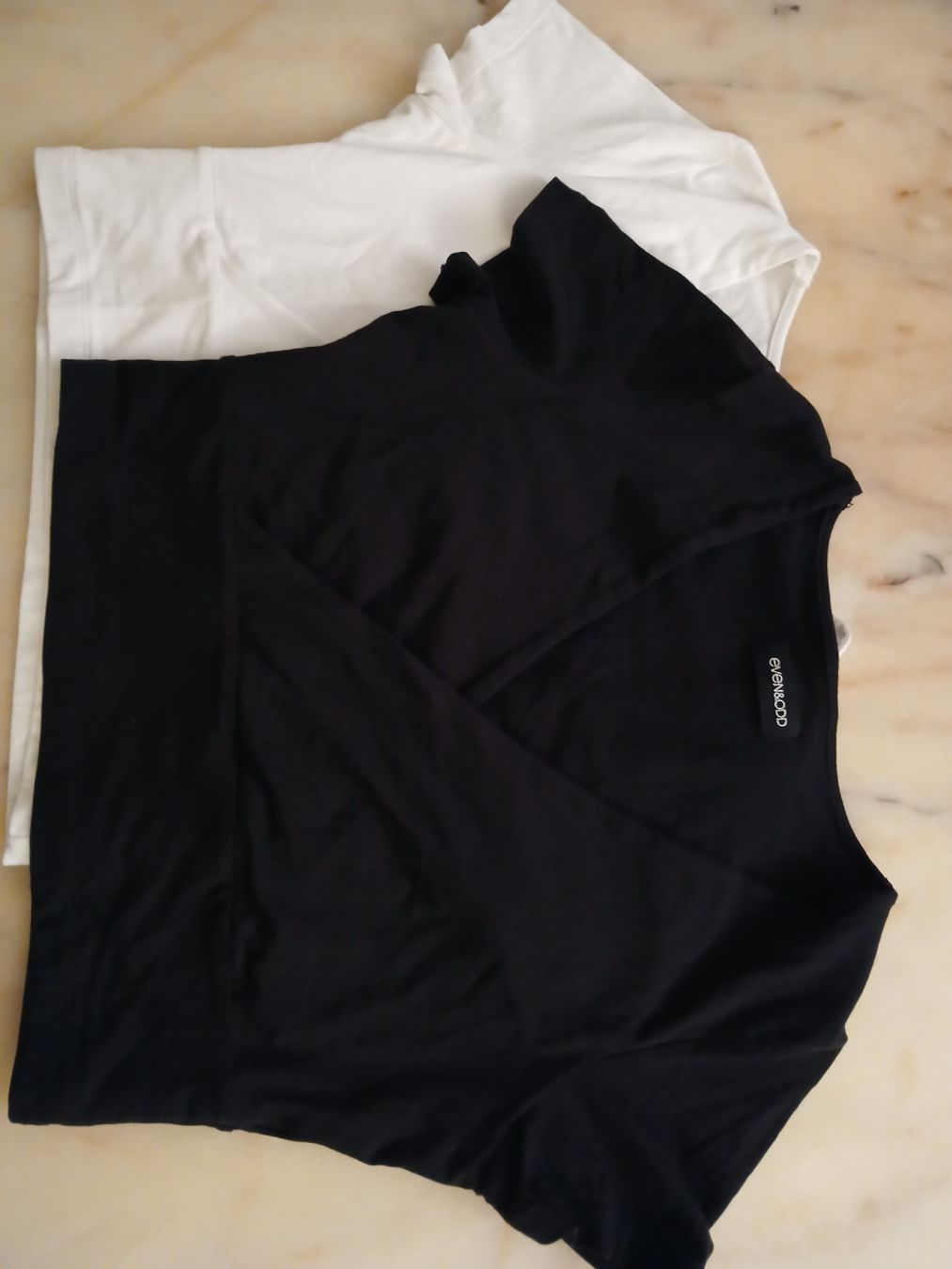 T-shirt: Shirt im 2Set M,schwarz,weiss – Nuovo (secondo la descrizione) da Solothurn venduto da Shanty.20 4