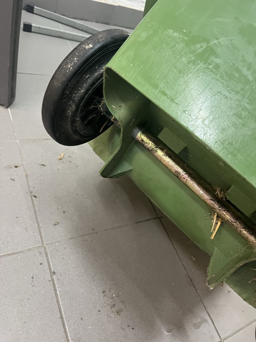 Eléments de bureau: Grüncontainer 500liter  – D'occasion à Neerach par fuz_8d7l 7