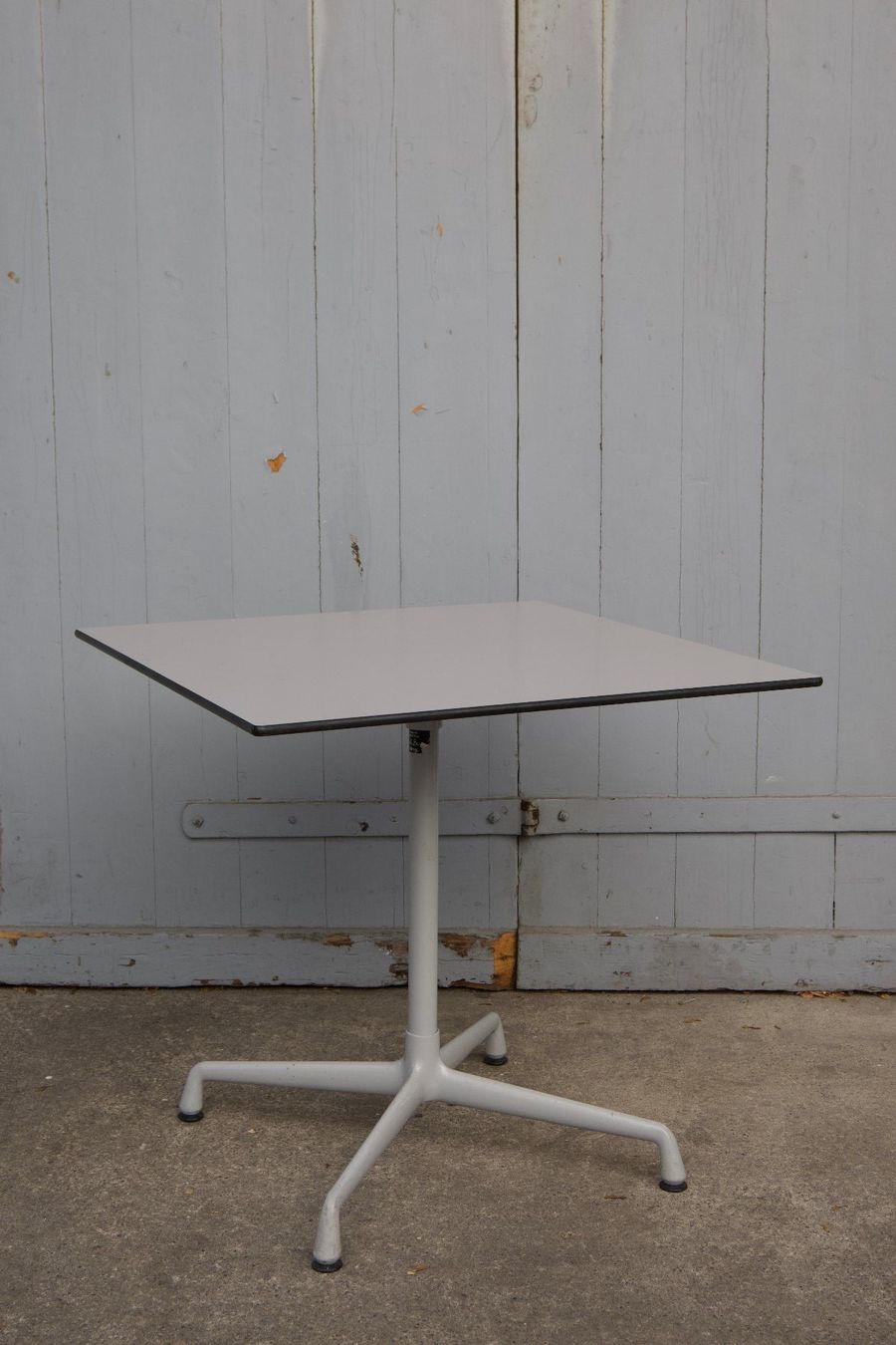 Tavoli: Vitra Contract  Outdoor Table Charles und Ray Eames – Usato da Zürich venduto da starch.studio 1