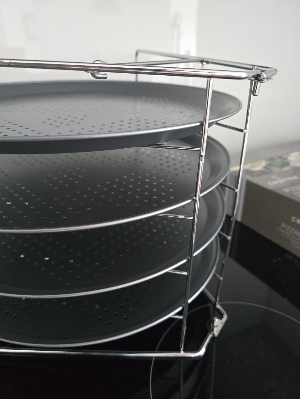 Teglie da forno: Pizzablech-Set Crofton mit 4 Blechen und Ständer fast neu – Nuovo (secondo la descrizione) da Emmenbrücke venduto da Raji23 2