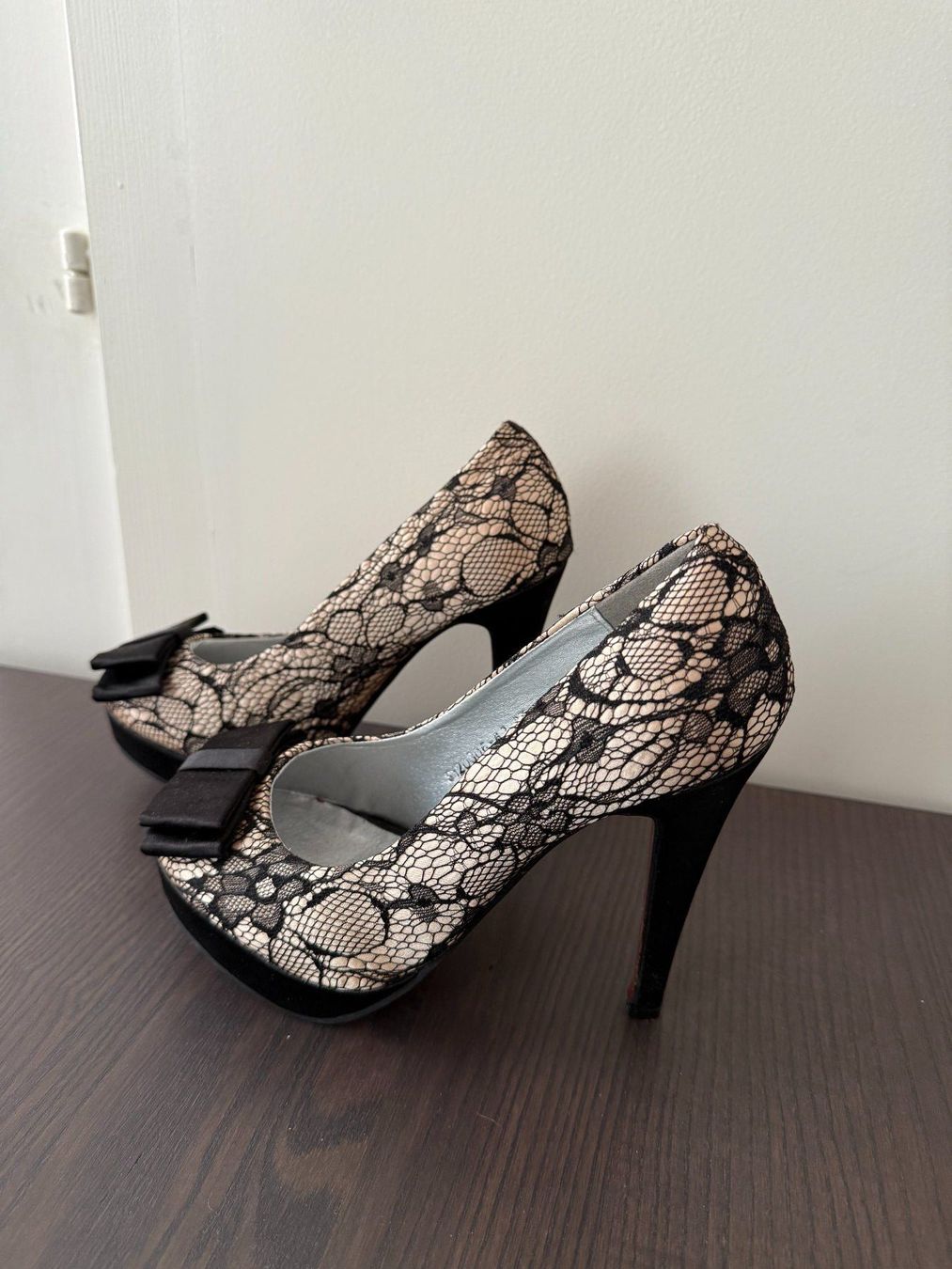 Scarpe da donna: 38. Escarpins hauts en dentelle – Nuovo (secondo la descrizione) da Le Locle venduto da tchanatakoua