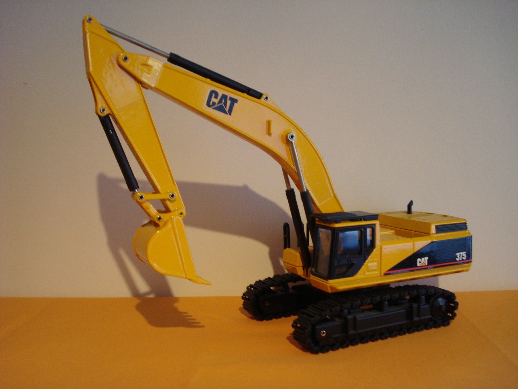 Joal Modellbausätze & Standmodelle: CAT 375 Raupenbagger – Gebraucht aus Mitlödi von worker04