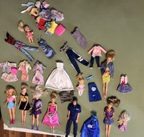 Barbies mit Kleider und Zubehör