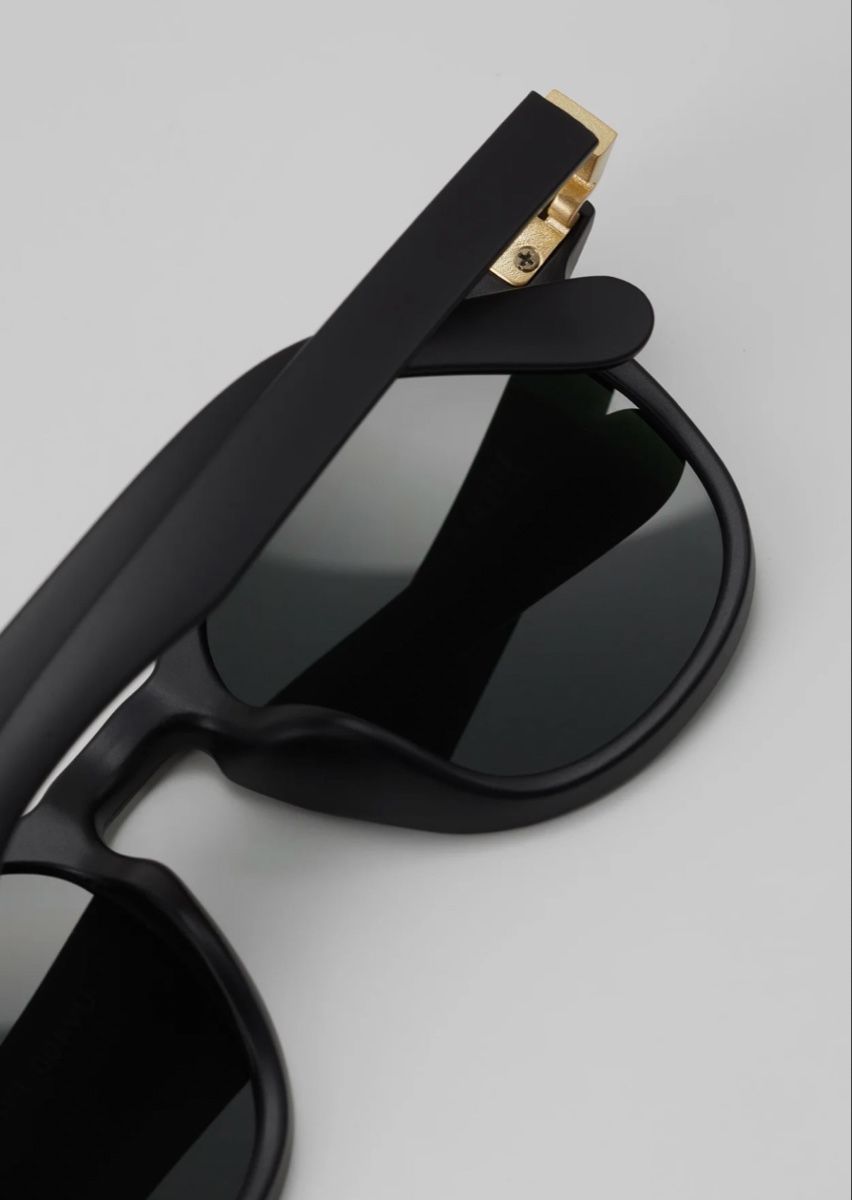 Occhiali & Lenti: Lunettes de soleil noir et doré  – Nuovo (secondo la descrizione) da Les Haudères venduto da lrntsc 1