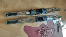 Alte Wasserskis "Freyrie Crocodile" mit Seil und Trapez