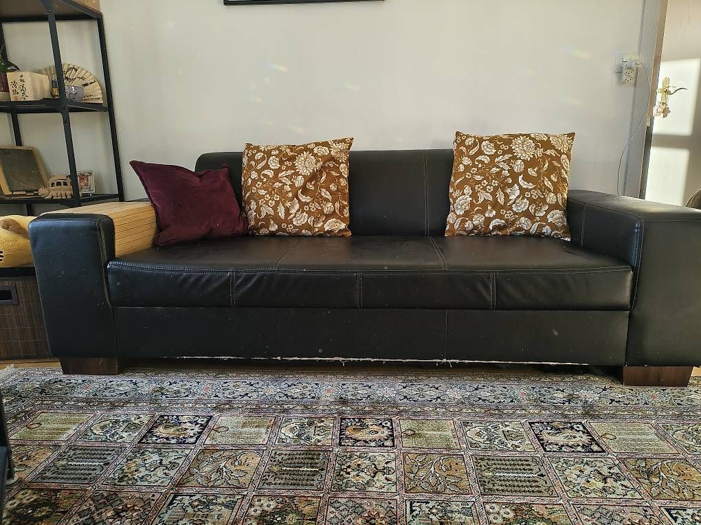 Divani: Kunstleder Sofa schwarz gebraucht – Usato da Zunzgen venduto da Huegi67