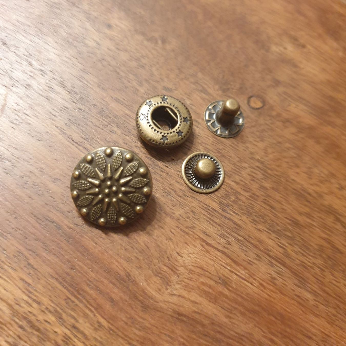 Bottoni: Druckknopf Schild altmessing 15 mm – Nuovo e nell'imballaggio originale da Wiesenberg venduto da mountain-merch 1