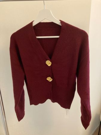 Bordeaux Strickjacke mit goldenen Knöpfen, Grösse S