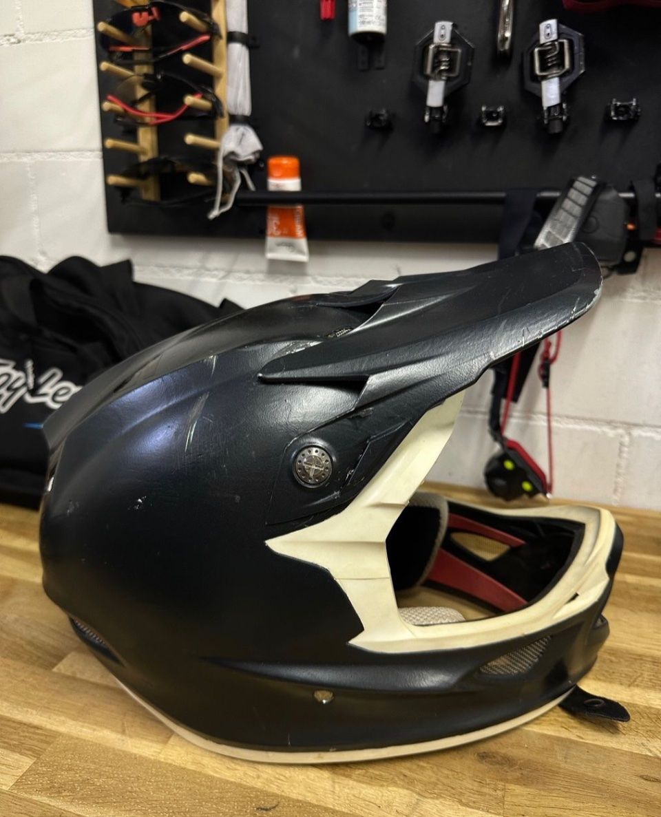 Troy Lee Caschi: Troy Lee Design D3 Downhill-Helm – Usato da Brüttisellen venduto da St.Zach 1