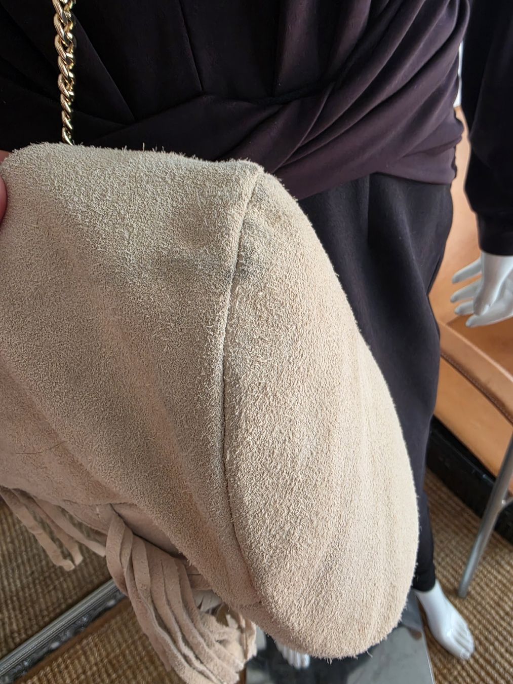 Borse da donna: Borsa a secchiello scamosciata con frange e catena color oro – Usato da Massagno venduto da let_6pgs 4