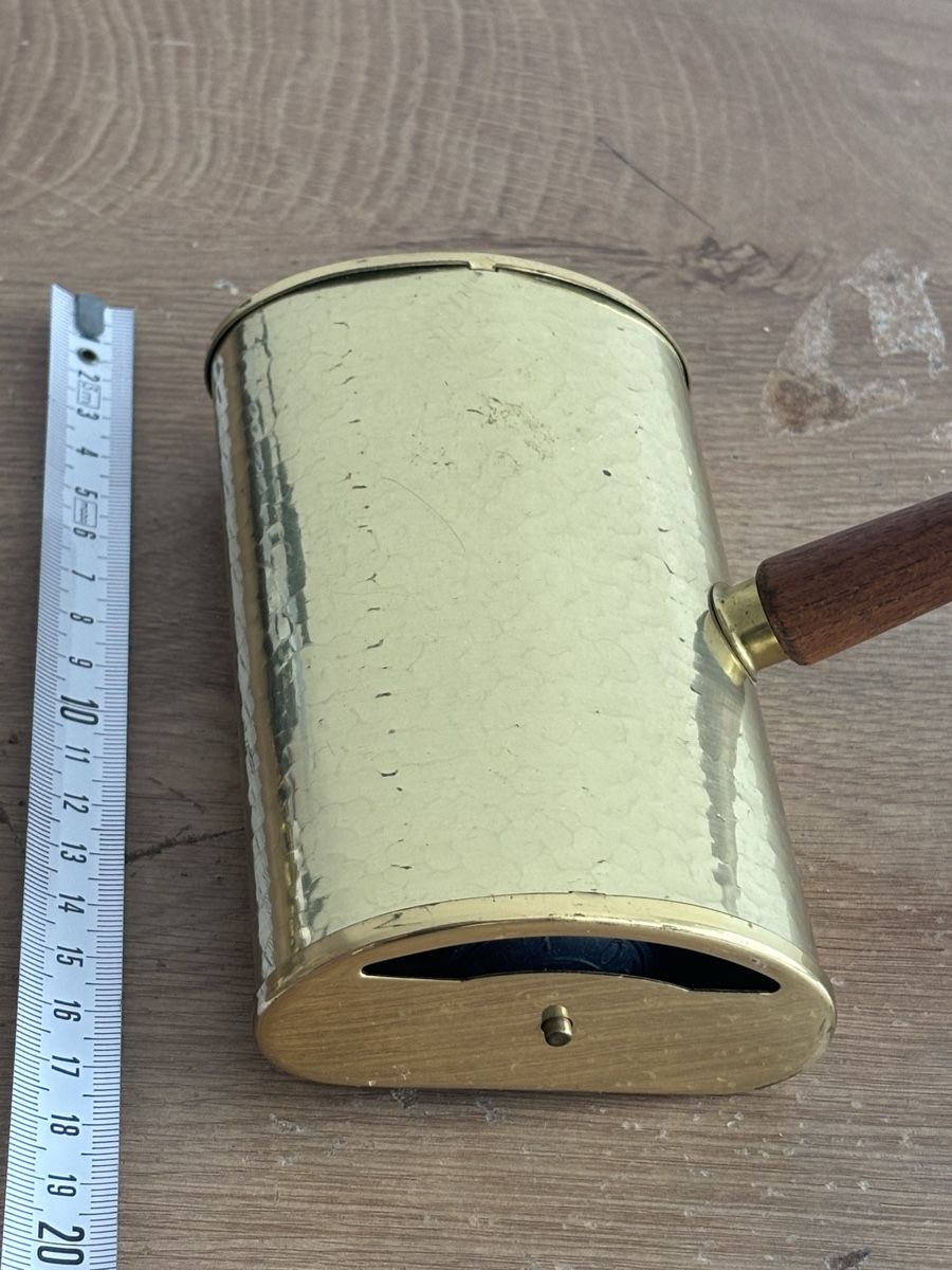 Attrezzi da lavoro: Antiker Messing Teppichkehrer mit Holzgriff – Usato da Orpund venduto da BlackEagel80 7