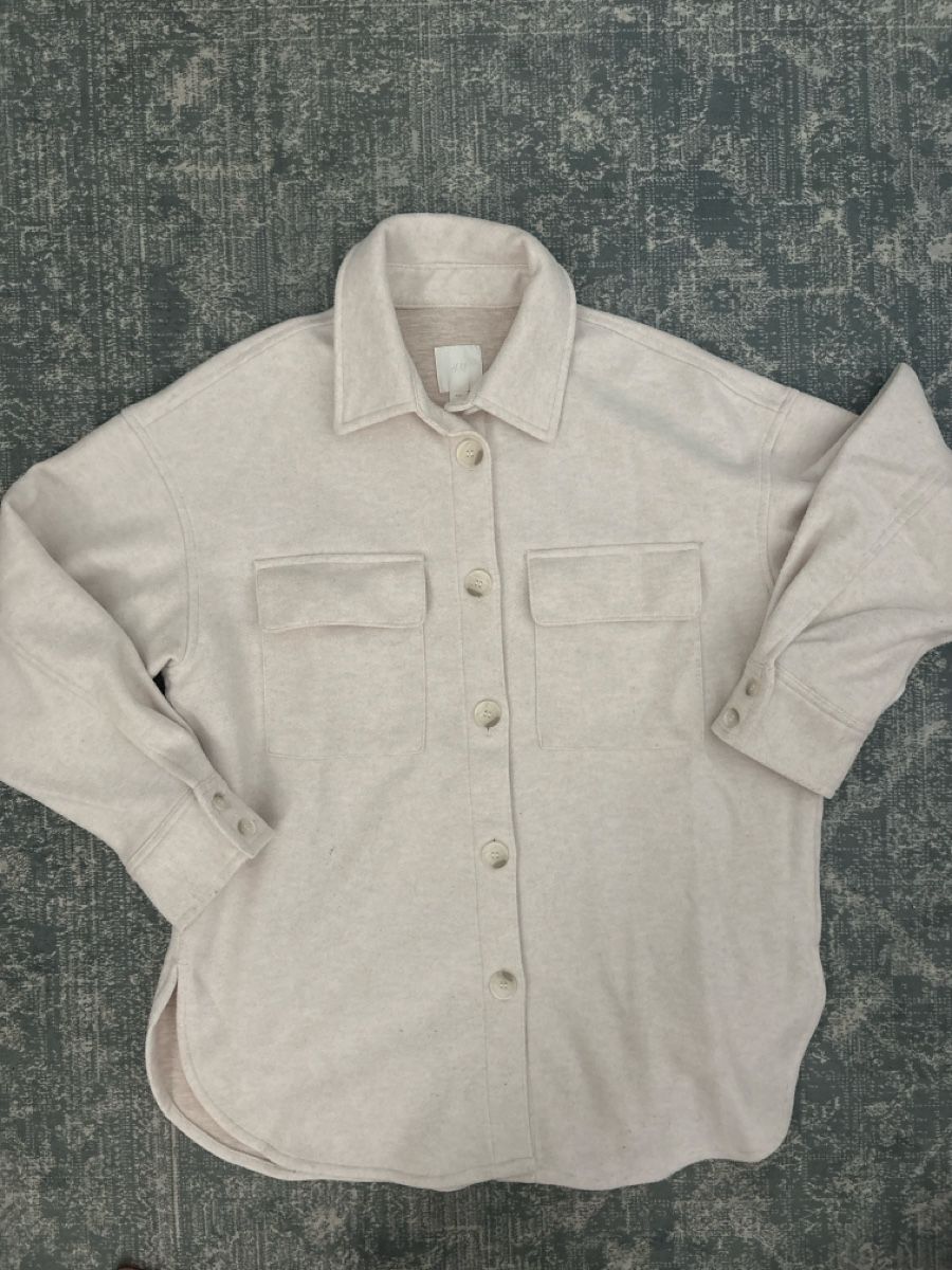 H&M Chemisiers: Sur chemise oversize – D'occasion à lausanne par cat_q9l6