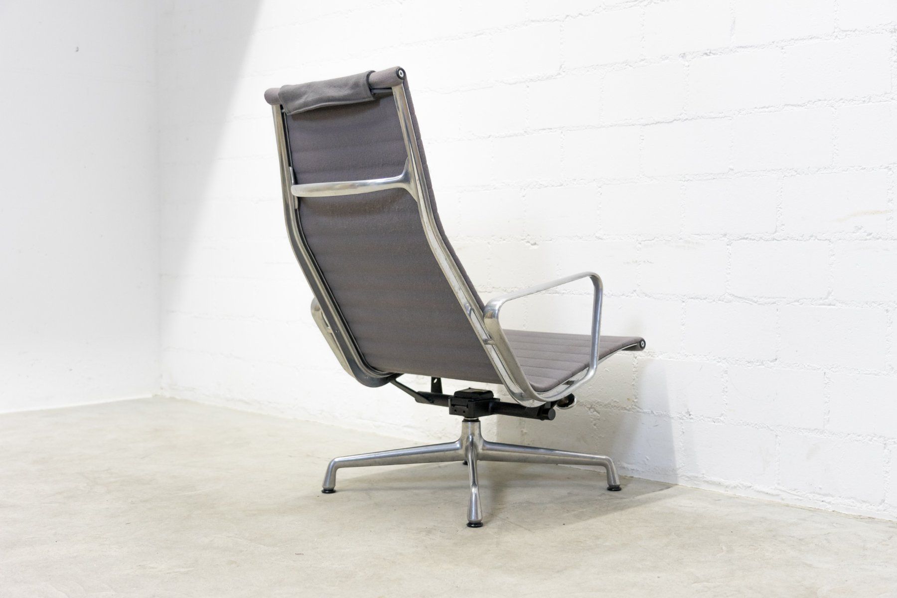 Vitra Sessel: Vitra Eames Aluminium Chair EA 124 - Lieferung möglich – Gebraucht aus Schaffhausen von Studio-Ara 9