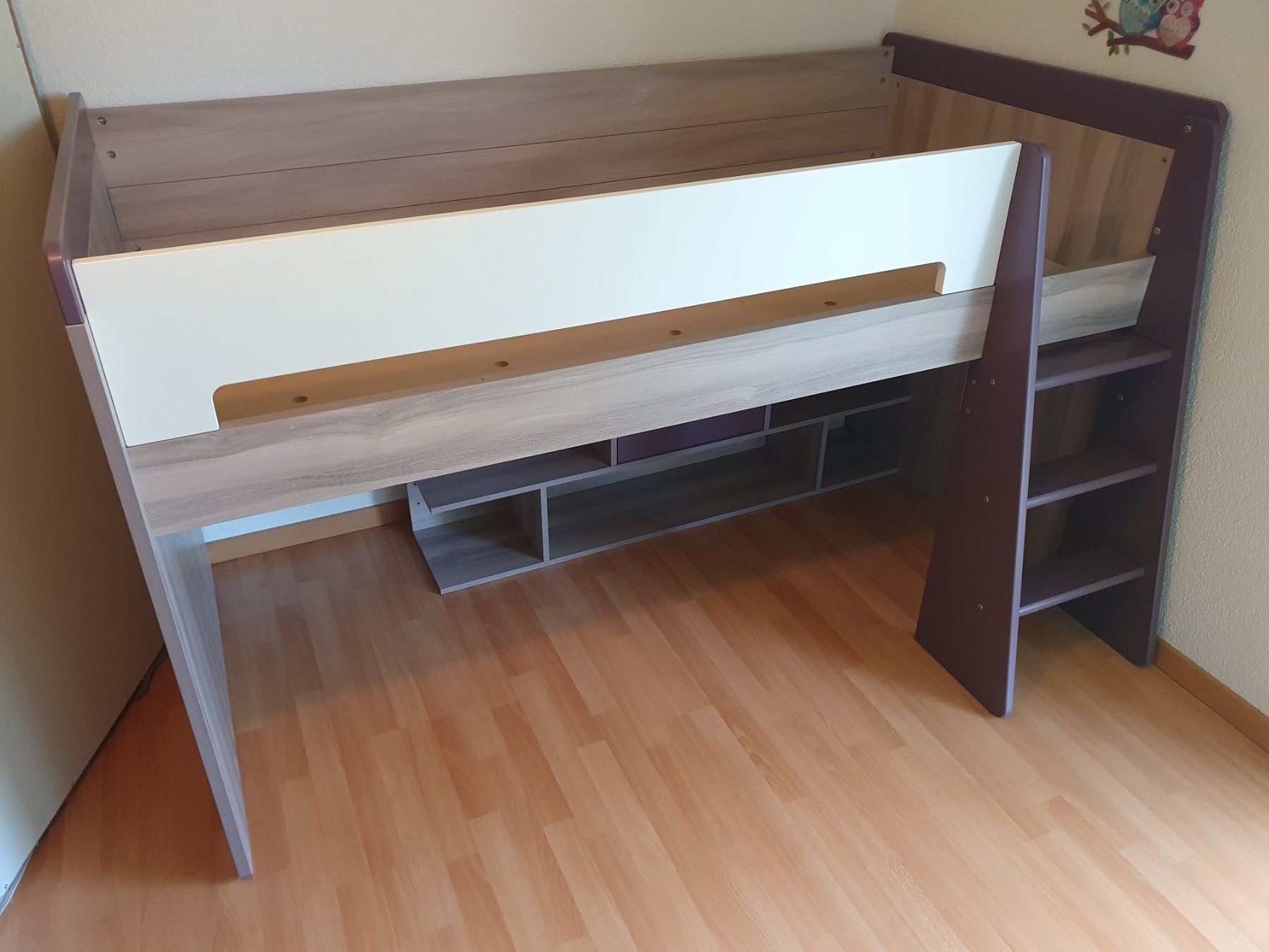 Letti: Lit bébé/mezzanine modifiable avec bureau et étagères. – Usato da Detligen venduto da Lapinsec