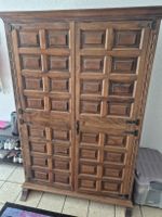 Schöner, massiver Vintage-Kleiderschrank im spanischen Stil