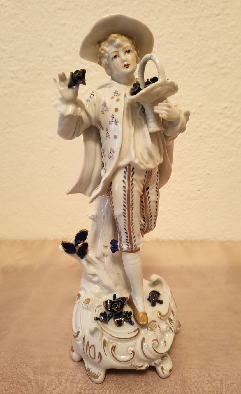 Figuren: Porzellan Sitzendorf "Junge mit Blumen" – Gebraucht aus Schwerzenbach von oldthings79