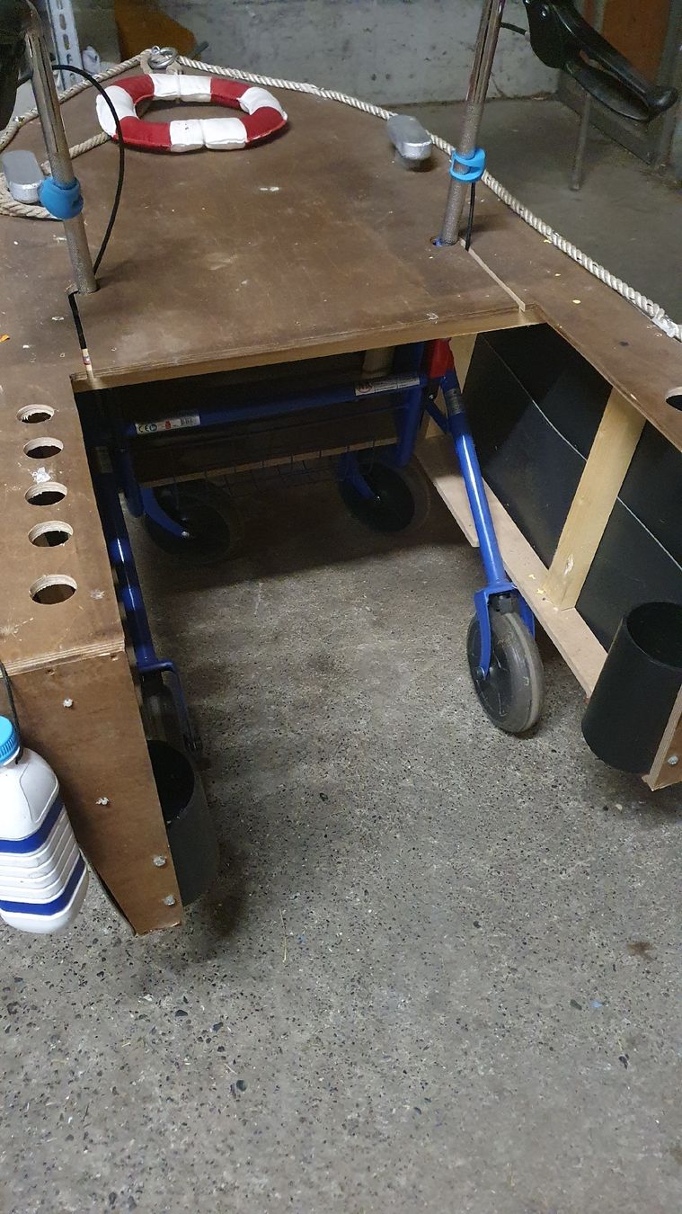 Costumi: Fasnacht Schiff mit Rollator – Usato da Buochs venduto da B1B 8