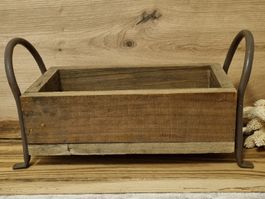 Rustikale Holzkiste mit Metallgriffen, neu