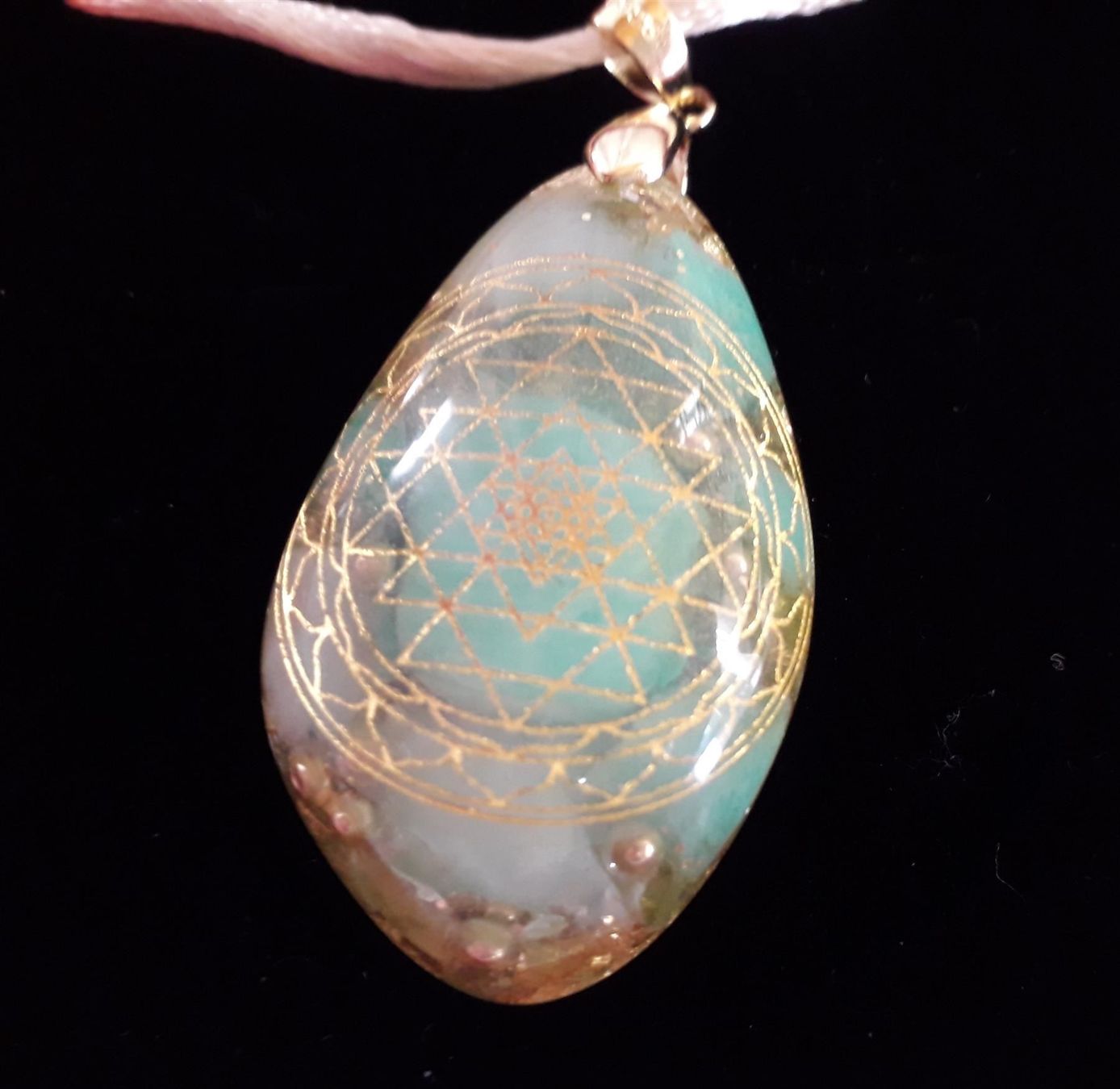 Edelsteine: ORGONIT Anhänger SHRI YANTRA  Chrysopras – Neu und originalverpackt aus Aeschi b. Spiez von KRONLICHT