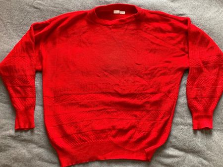 Roter Pullover