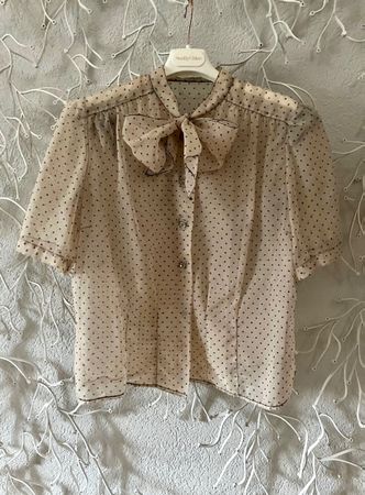 Puderrosa Vintage-Bluse mit Schleife