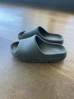 Adidas Yeezy Slides – Grösse 42.5 (US 9)