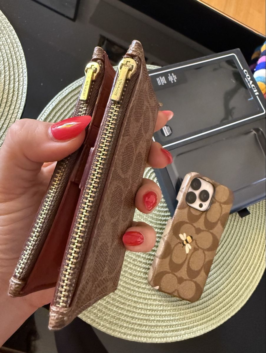 Coach Portemonnaies: Coach Wallet + iPhone 13 Pro Case – D'occasion à Zürich par missgrey 4