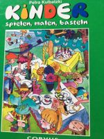 Kinder spielen, malen, basteln