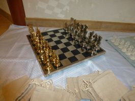 zwei Schachspiele aus Metall und Glas