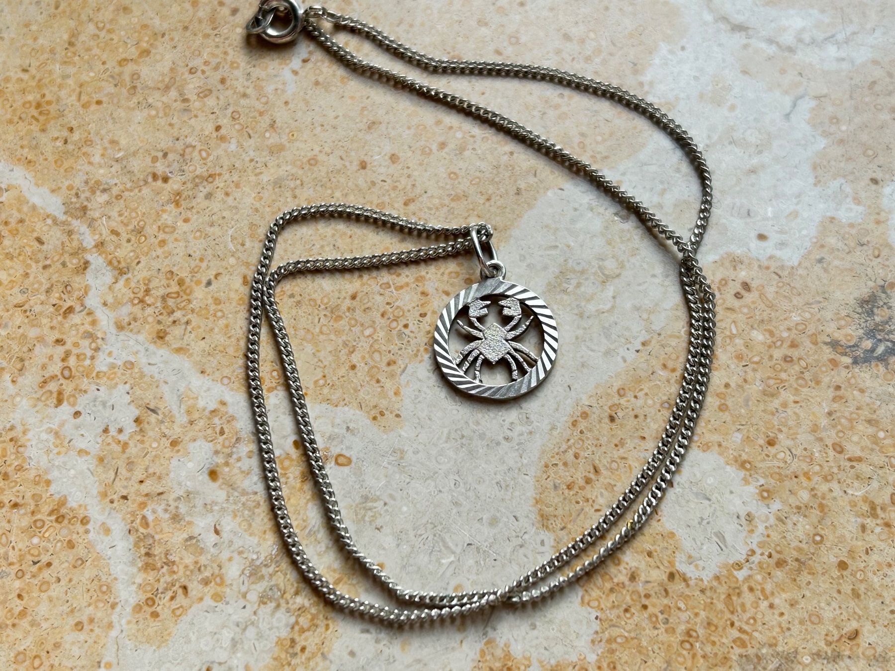 Catenine: Kette mit Sternzeichen KREBS Anhänger – Usato da Dittingen venduto da Bijoubelle 3