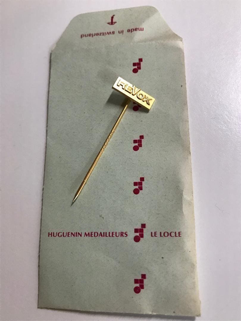 Spille & Fermagli: Goldene Revox - Anstecknadel – Nuovo e nell'imballaggio originale da Bonaduz venduto da Mikebond