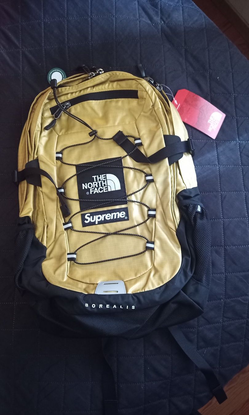 Supreme Zaini: Supreme x The North Face Metallic GOLD Borealis Backpack – Nuovo e nell'imballaggio originale da Neuchâtel venduto da bor_esse