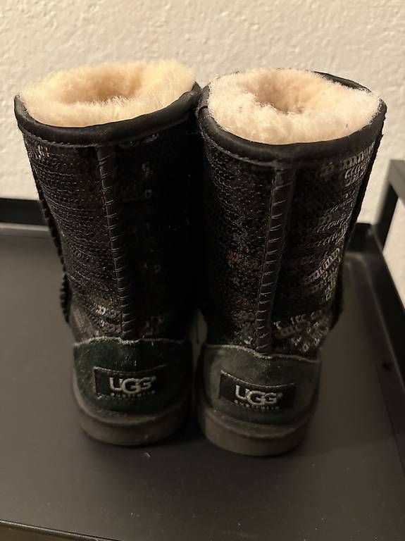Chaussures garçon: Bottes UGG sequins noirs 30 – D'occasion à Echallens par warnioc