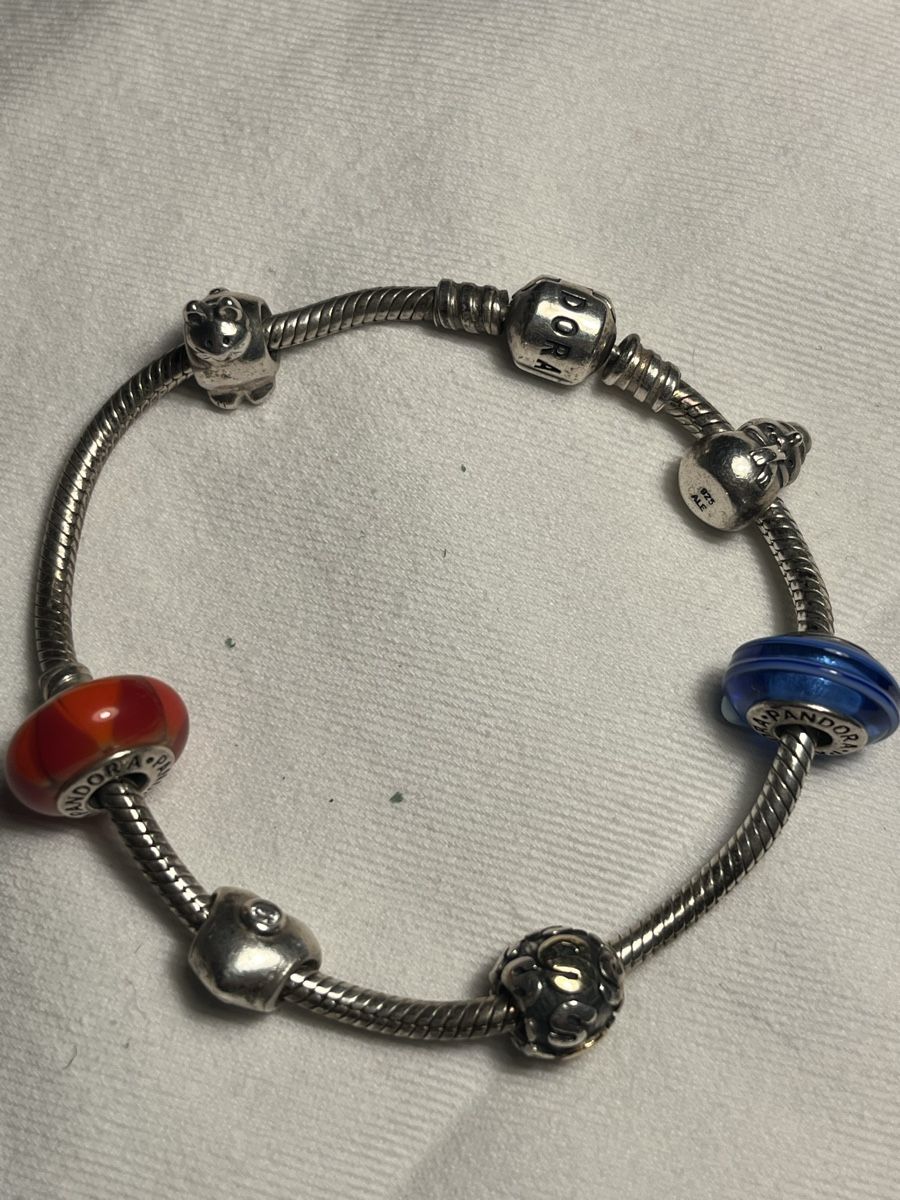 Pandora Armbänder & -reifen: Pandora Armband mit sechs Charms – Gebraucht aus Neuenhof von Ivita