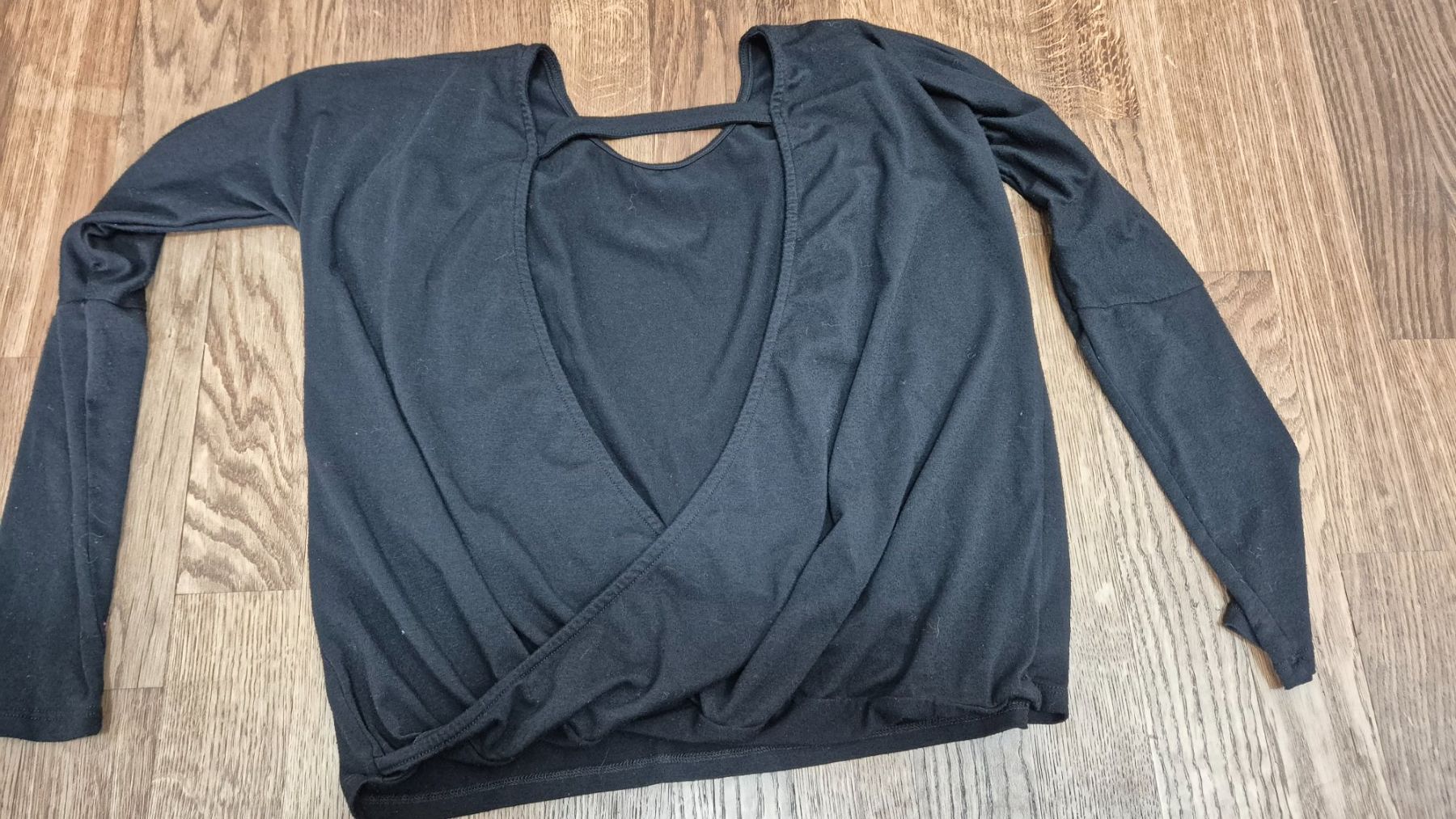 Top: Black open back yoga top – Usato da Zürich venduto da monadiederich 1