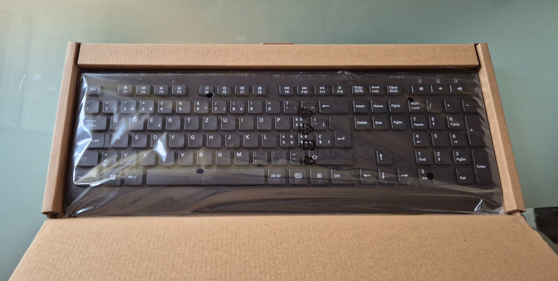 Tastiere: PC Tastatur mit Maus – Nuovo e nell'imballaggio originale da Zürich venduto da max.d 1