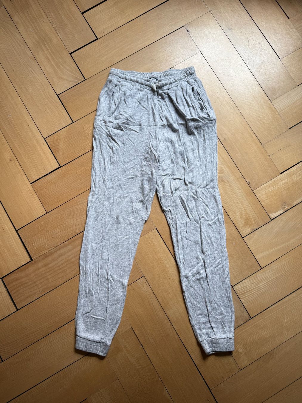 Brandy Melville Pantaloni: BRANDY MELVILLE - Trainerhose hellgrau meliert – Usato da Zürich venduto da Diazaio