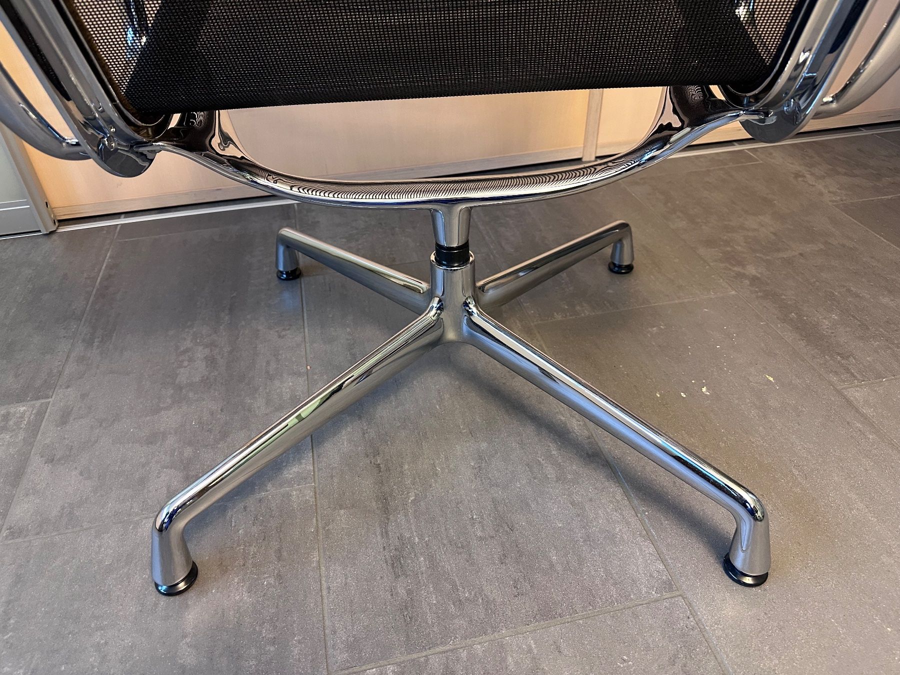 Vitra Poltrone: Vitra Alu Chair Eames EA 116 mit Netzgewebe – Usato da Emmenbrücke venduto da Dsfan 5
