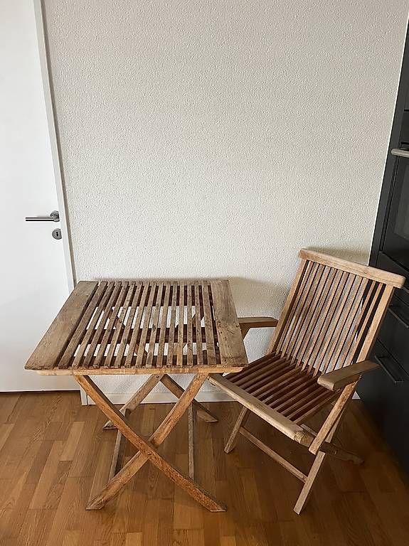 Set di tavolo e panche: Holzgartentisch mit 2 Klappstühlen  platzsparend & robust – Usato da Thun venduto da mic_6rbg