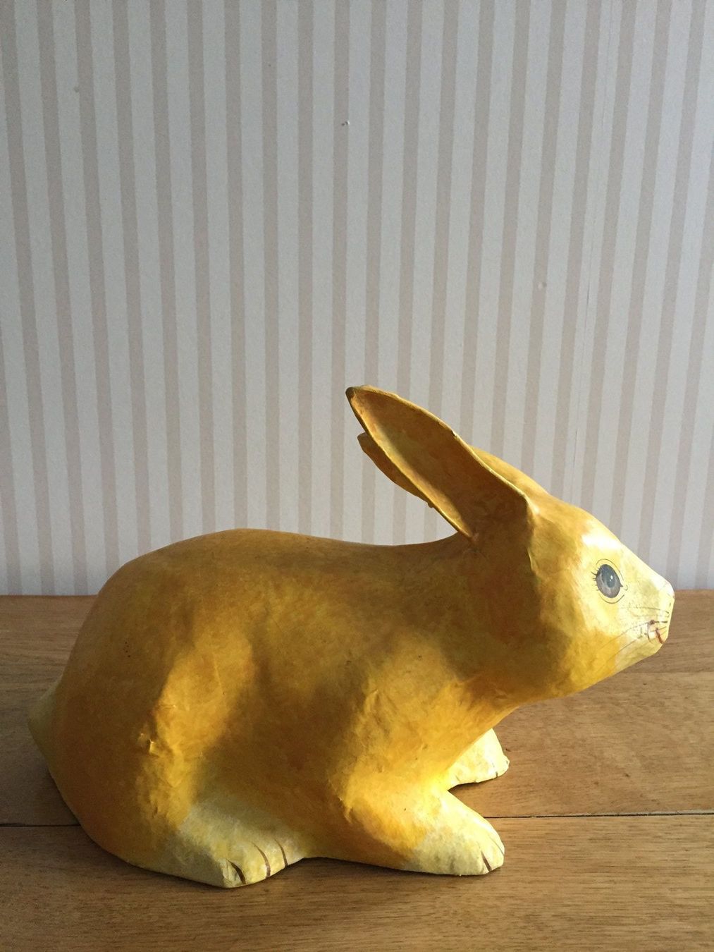 Tutte le decorazioni: Un lapin jaune en papier maché – Usato da Basel venduto da Lancer4 2